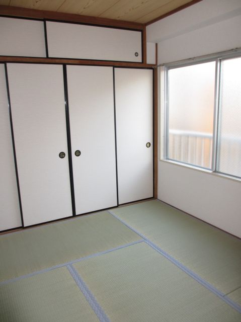 Living and room. Ventilation good