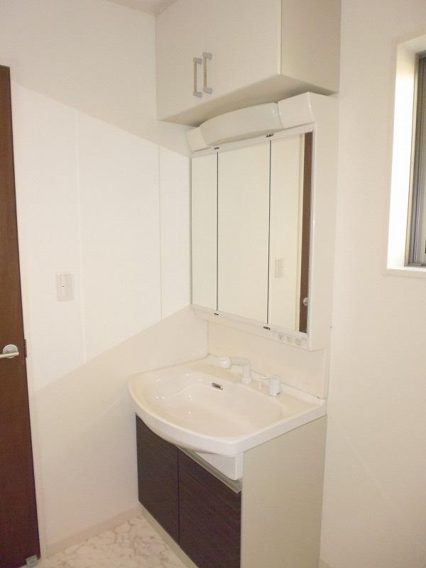 Wash basin, toilet. Indoor (11 May 2013) Shooting