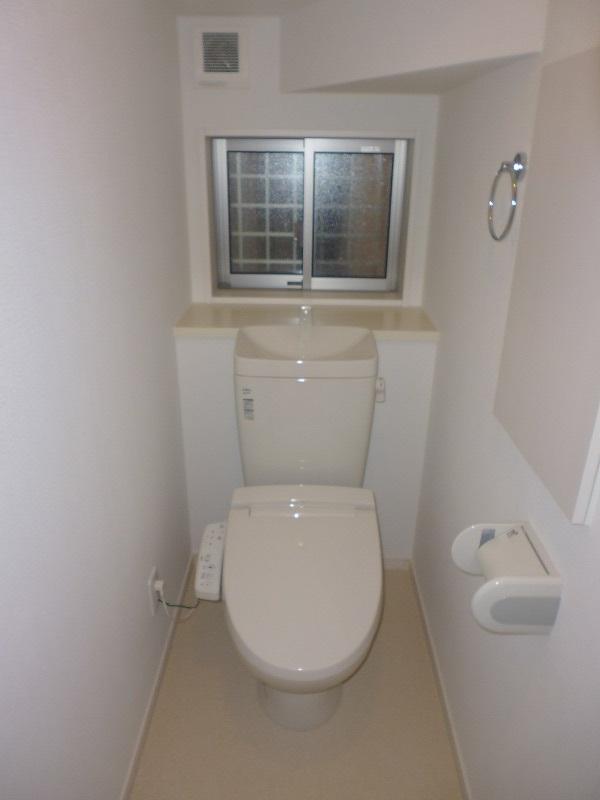 Toilet. Indoor (11 May 2013) Shooting