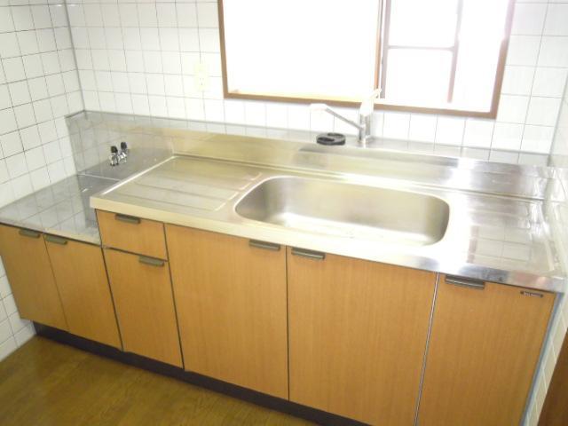 Kitchen. Two-burner gas stove is counter kitchen can be installed.