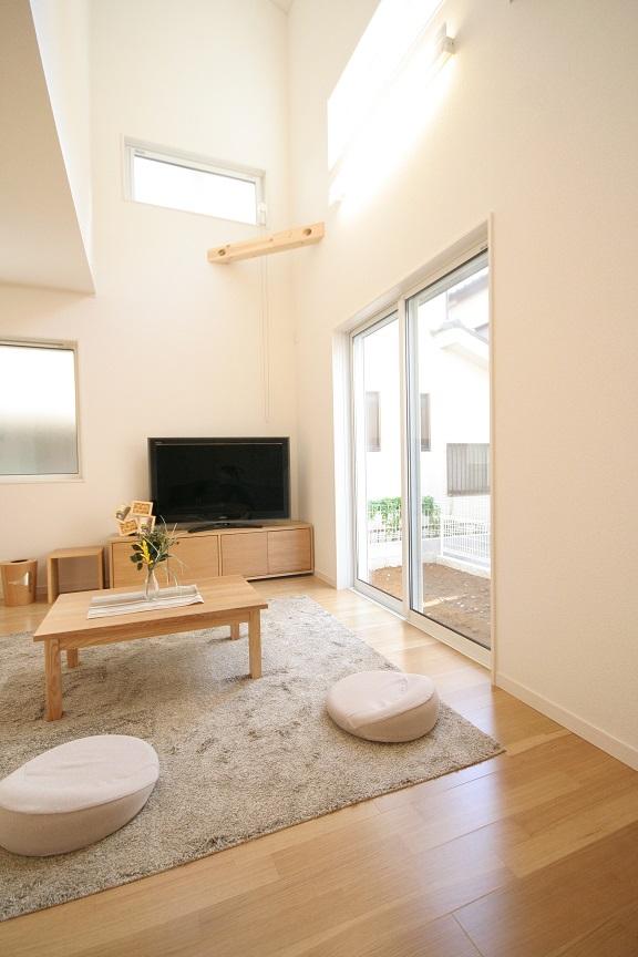 Living. In terms of increased warmth of the whole house, It finished on the second floor hall, bright and open and airy living connection was made to have the. 