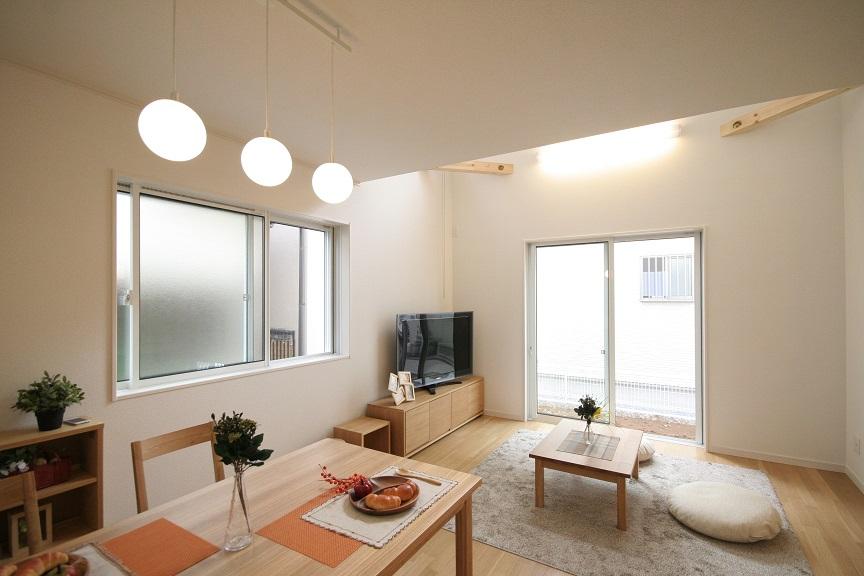 Living. Living in consideration of the work flow line of housework. Family views from the kitchen, Also Hakadori also work conversation while the housework. 