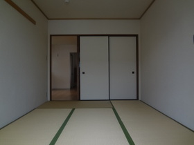 Living and room. There is a closet in the Japanese-style room