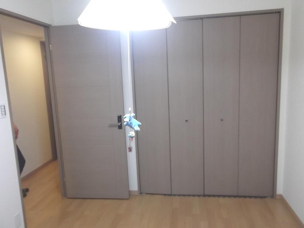 Non-living room. Each room is storage space also ensure