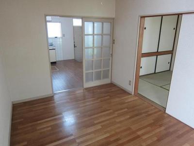 Living and room. Clean flooring