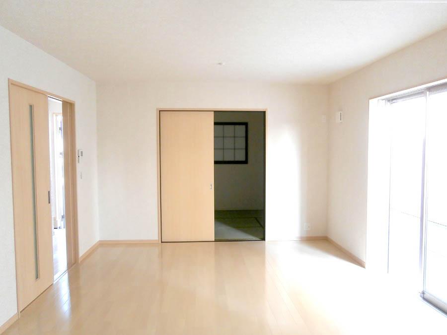 Living. Was building completed. Such as the actual image from per yang, We have to wait all the time so you can see directly. 