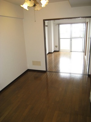 Living and room. None stepped Western-style is sunny