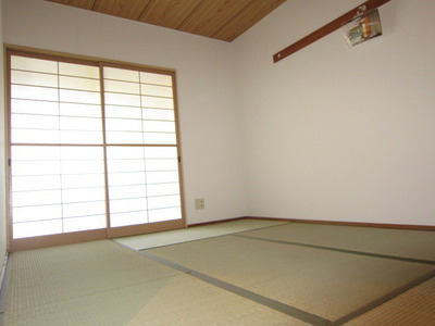 Living and room. There are six Pledge Japanese-style room