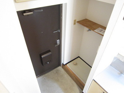 Entrance. There yard indoor washing machine