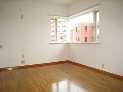 Living and room. Many window, Ventilation is good