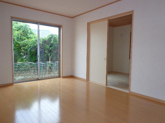 Same specifications photos (living). Living example of construction (same specifications)