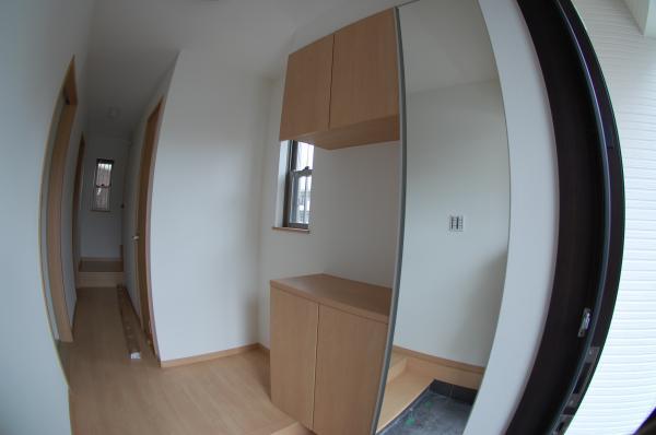 Entrance. Entrance storage of with a full-length mirror