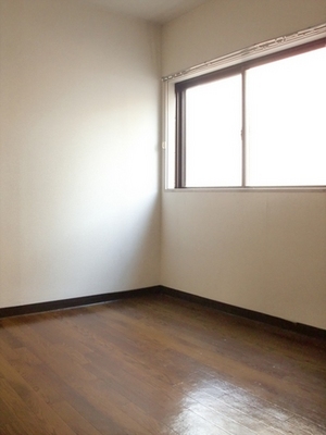 Living and room. Is a window with a Western-style 6 Pledge (^^)!