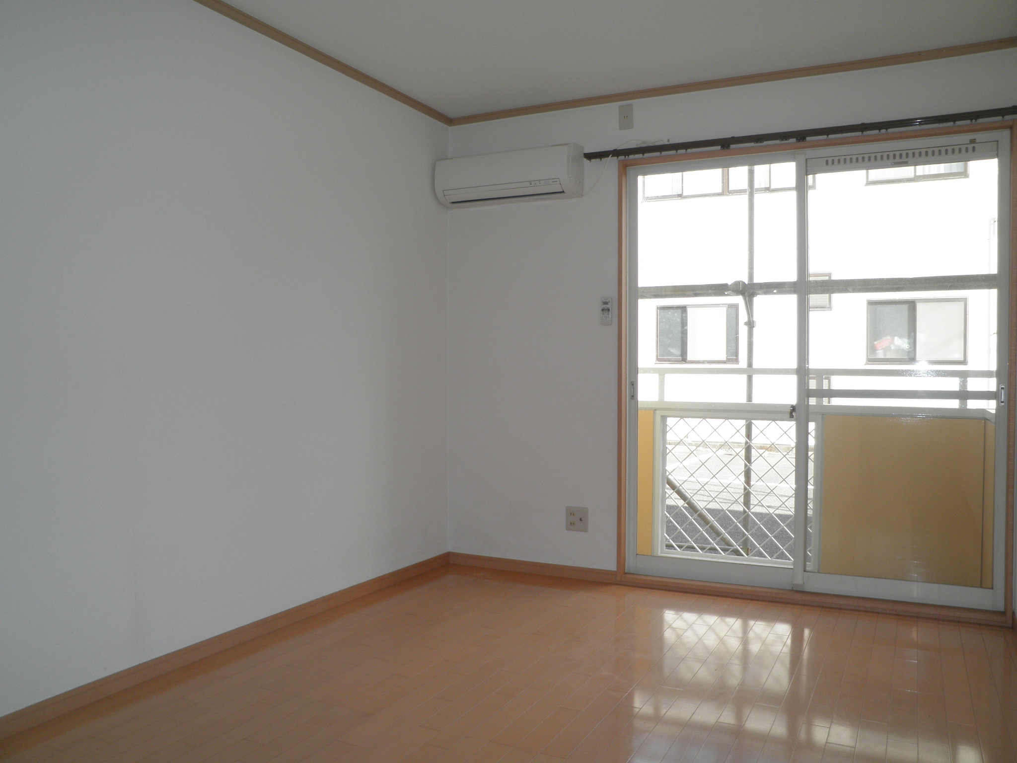 Living and room. Because it is a south-facing room, Daytime is bright even without wearing the electrical