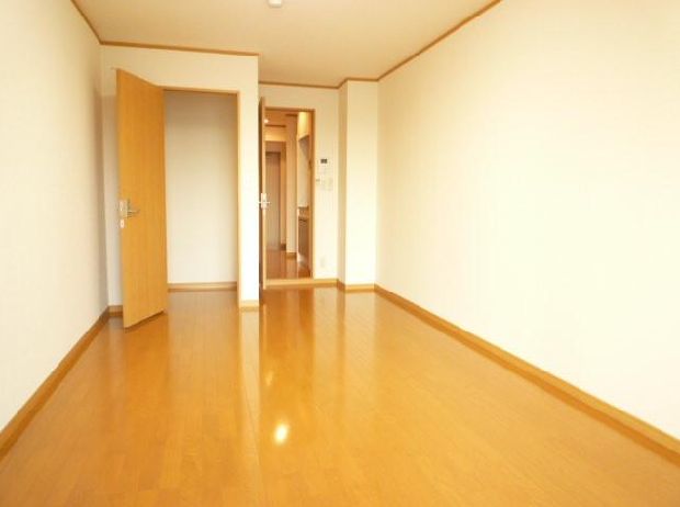 Living and room. It is recommended in one with a lot of luggage. 