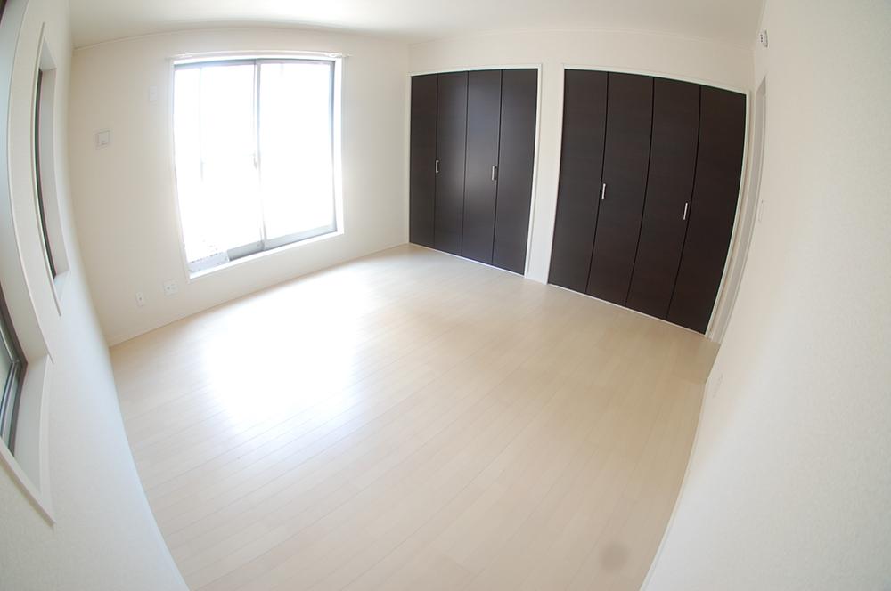 Non-living room. All rooms 6 quires more