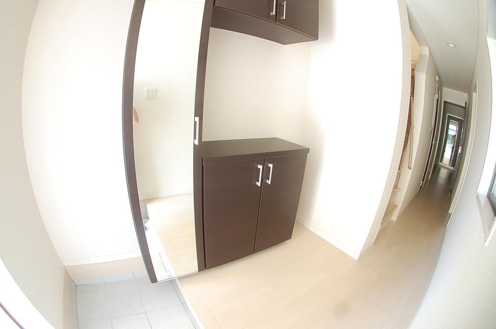 Entrance. Entrance with storage of the full-length mirror