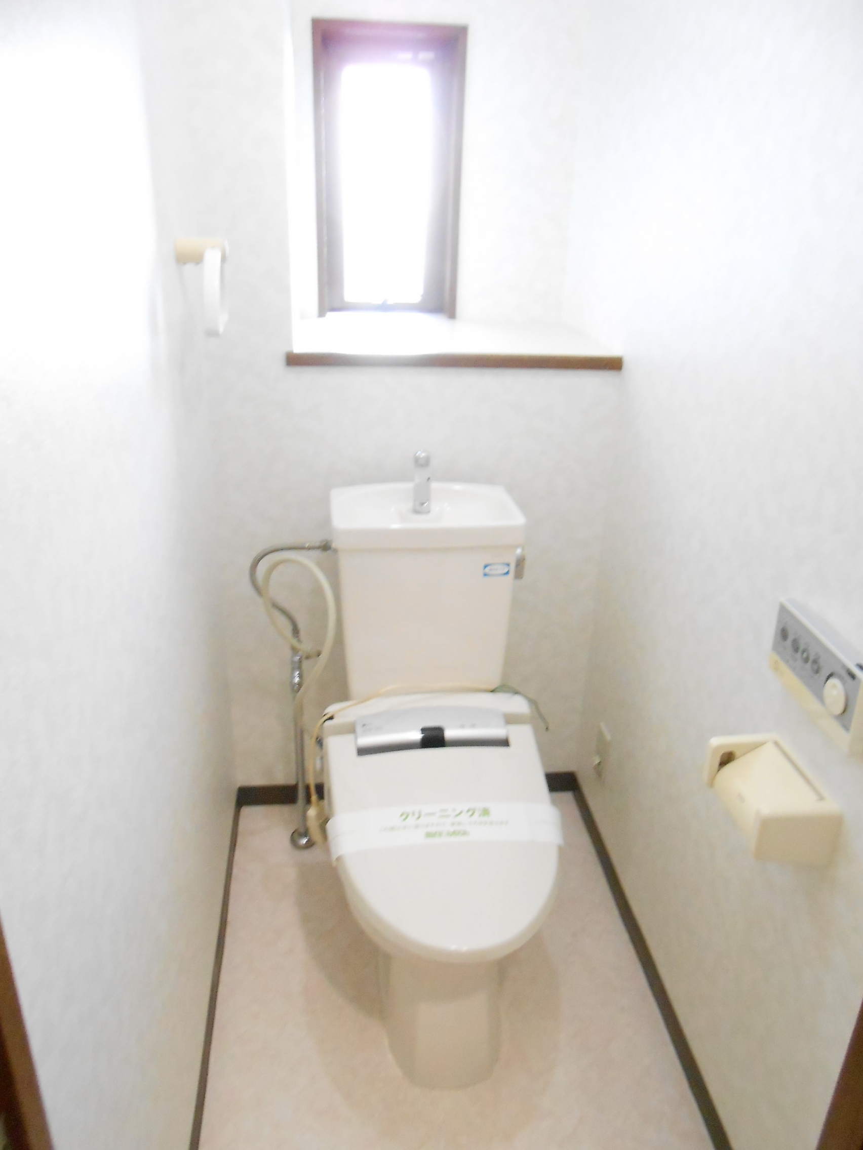 Toilet. Is I am happy there is a window I want to toilet