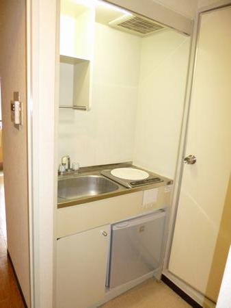 Kitchen. IH stove, With a mini fridge!