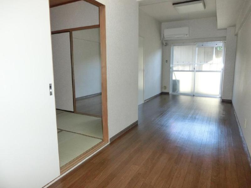 Living and room. Nagai is living