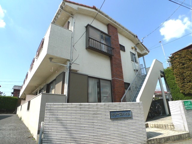 Building appearance. Parking in front of the eyes