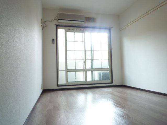 Living and room. Separate reference is a picture