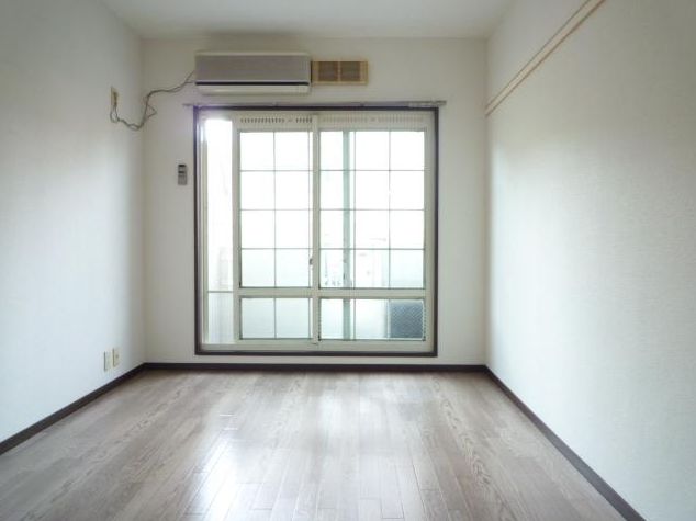 Living and room. Separate reference is a picture