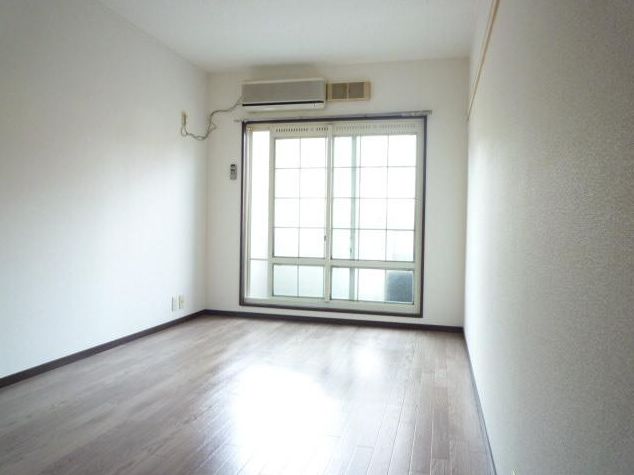 Living and room. Separate reference is a picture