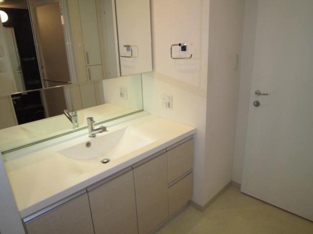 Wash basin, toilet. Indoor (11 May 2013) Shooting