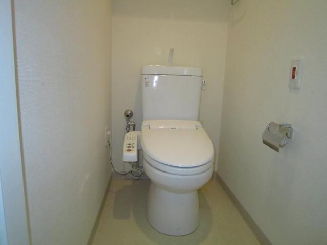 Toilet. Indoor (11 May 2013) Shooting