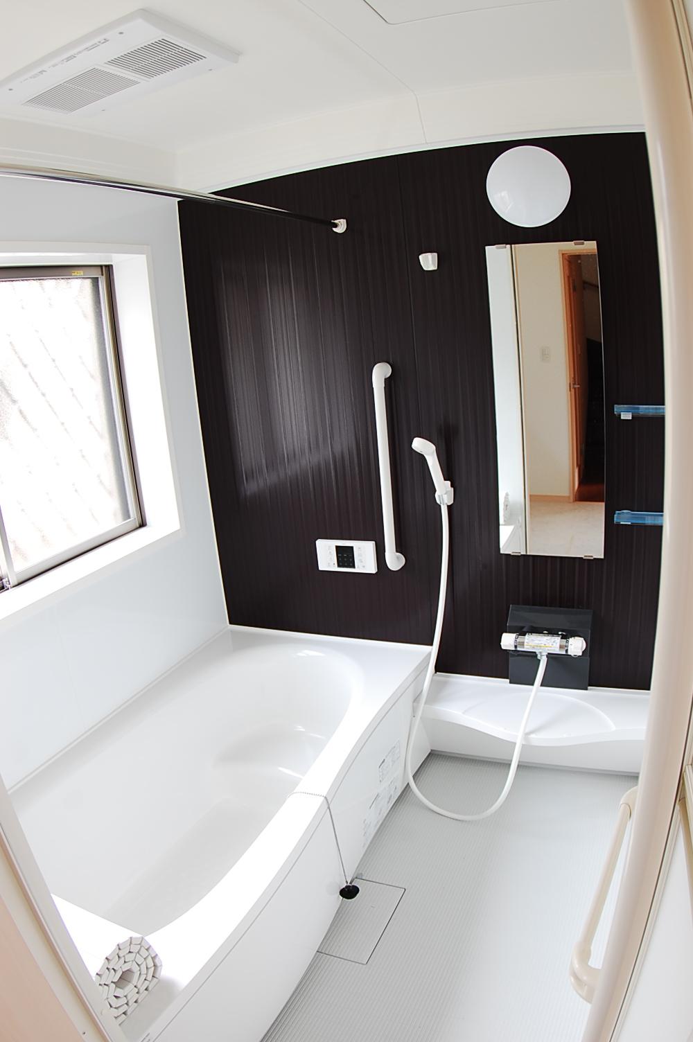 Bathroom. 1616 type unit bus