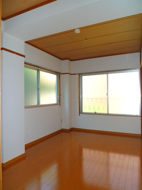 Other room space. Image (another in Room photo)