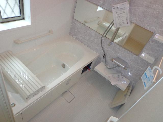 Bathroom. 6 Building Comfortable bathtub also enjoy sitz bath