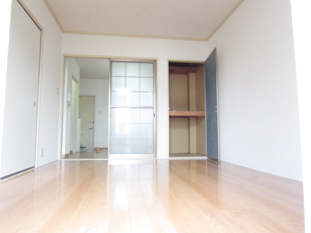 Living and room. Usability good chamber of each room 6 Pledge