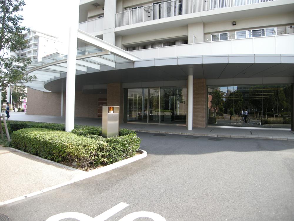 Other common areas. Mansion entrance