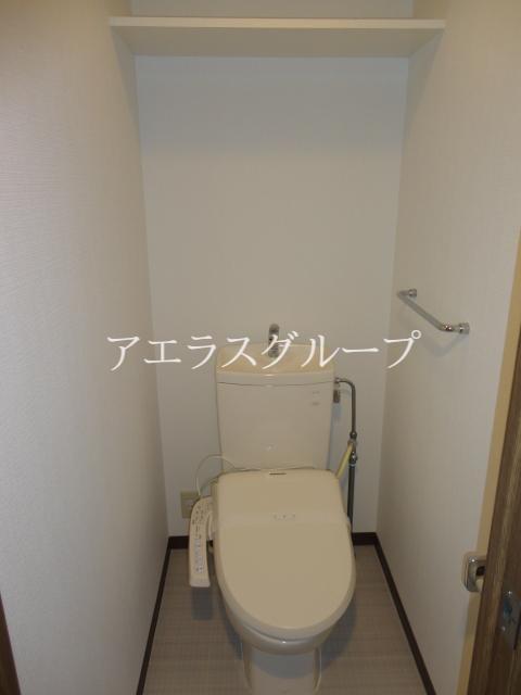 Toilet. Space to settle down