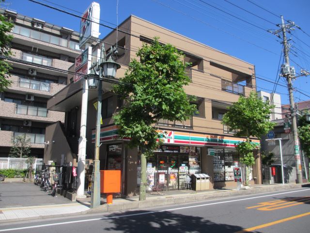 Convenience store. 250m to Seven-Eleven (convenience store)