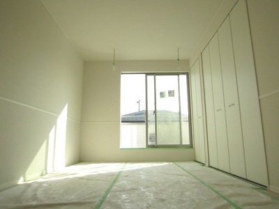 Living and room. The south side of the Western-style with a large storage ※ Under construction