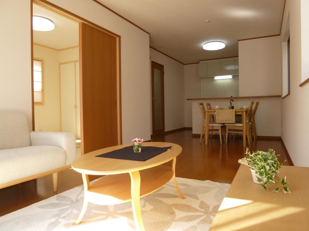 Same specifications photos (living). Next to the bright living room Western-style