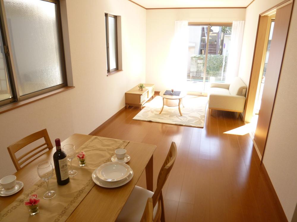 Same specifications photos (living). Large living room lively conversations