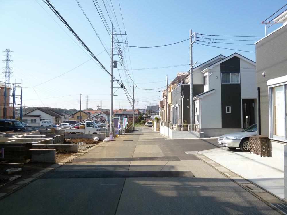 Local photos, including front road. Kitadoro front the old newly built subdivision