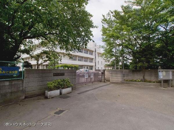 Junior high school. 1310m until Kawaguchi Tatsunishi junior high school