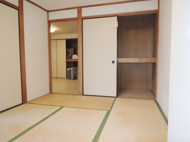 Living and room. Renovation to all Western-style