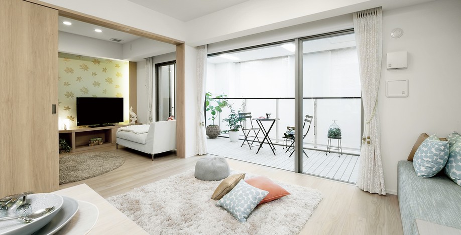 Bright sunshine-drenched living room from the south balcony ・ Dining and, Western-style can be integrally available if you open the sliding door (3) ※ Also Br type any published photograph of ・ Model is room.