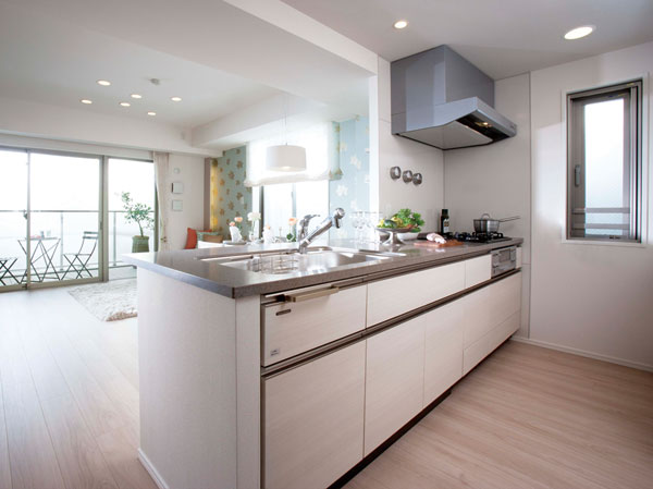 Kitchen.  [Kitchen in pursuit of breadth friendly housework flow line] Counter top of the face-to-face counter integrated artificial marble. Under the sink housed, Adopt a soft close function to close quietly.