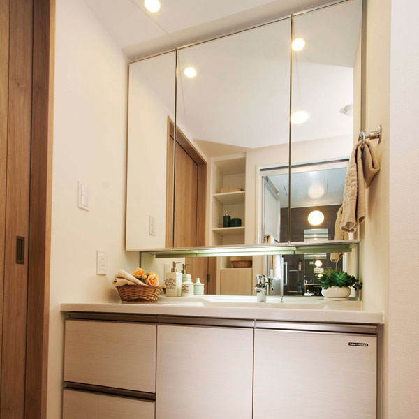 Bathing-wash room.  [Wash room of the housing with a three-sided mirror] The back of the three-sided mirror, Space that can organize small items such as cosmetics neat. We have provided, such as dryer hook and health meter storage.