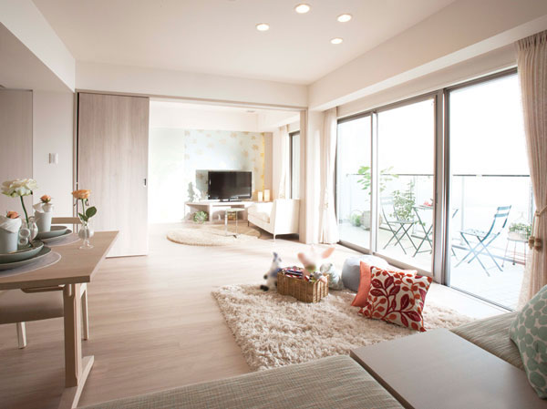 Living.  [Comfortable room that are both clear and functionality] To enjoy to your heart's content the only time his, Cherish their comfort and functionality. The planning of family feelings, To each and every person who live, It makes me feeling a special of life spread. (living ・ Western-style dining)