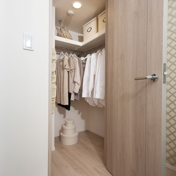 Receipt.  [Walk-in closet, which boasts a storage capacity of the room] From clothes to storage of seasonal, Walk-in closet to put away efficiently various things. To produce a neat living room.