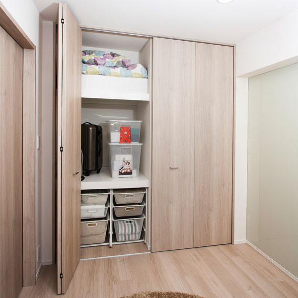 Receipt.  [Futon closet bedding fits neat] Although appearance is a normal closet, Adopt a futon closet with an optimal shelf for storage of futon is in. Depth also take leisurely, There is no such thing as superimposed futon hangs.