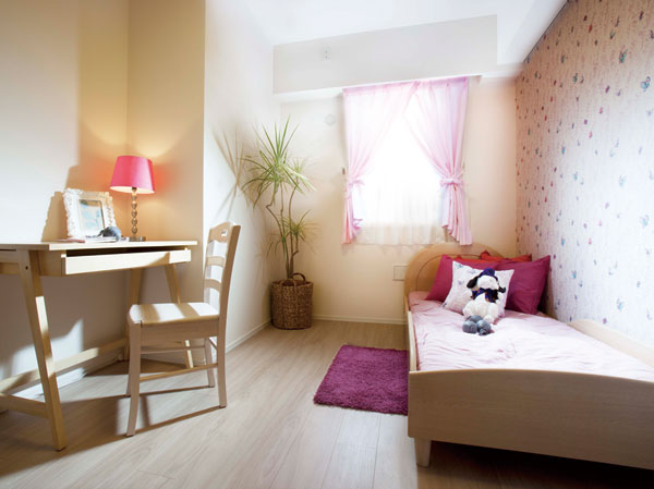 Interior.  [Space where you can enjoy the freedom from the children's room to the den] The necessary and sufficient space, Western-style that satisfies the functions required. Joinery of materials and colors, Until walking feeling of flooring, Pursuing a solid quality. Such as installing a closet and futon closet, Also consideration to practicality. (Western-style)